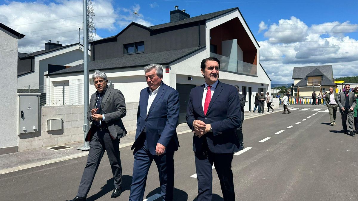 La Junta entrega 32 viviendas pareadas de precios bajos en un pueblo de Carracedelo tras invertir 4,15 millones