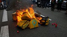 Varias mochilas de Glovo frente a su sede en Barcelona, en la protesta de repartidores por la muerte de un mensajero.