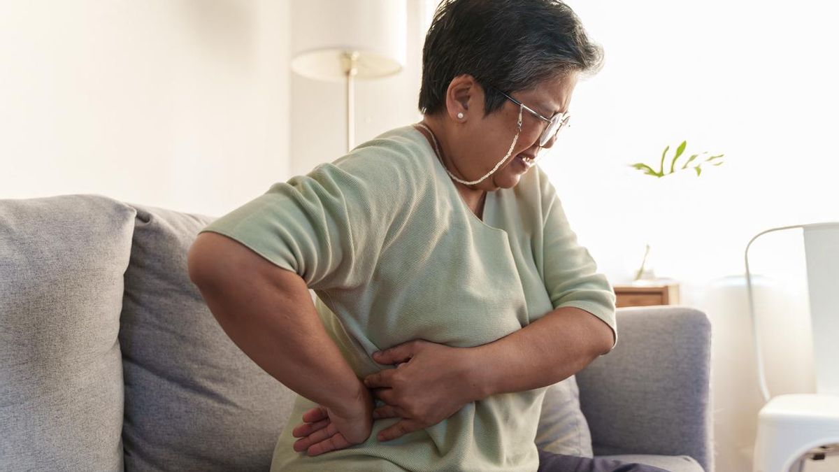 Mujer con dolor en el costado