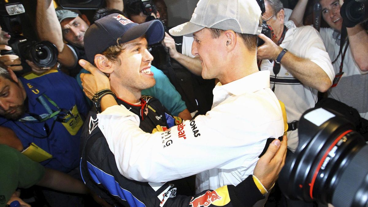El piloto alemán de la escudería Red Bull de Fórmula 1, Sebastian Vettel (izda), es felicitado por su compatriota Michael Schumacher, tras la victoria conseguida en el Gran Premio de Abu Dabi, disputado en el circuito de Yas Marina en Abu Dabi, Emiratos Árabes Unidos, el 14 de noviembre de 2010. Vettel se convirtió con esta victoria en el campeón más joven de la historia de la Fórmula 1, en ese momento.