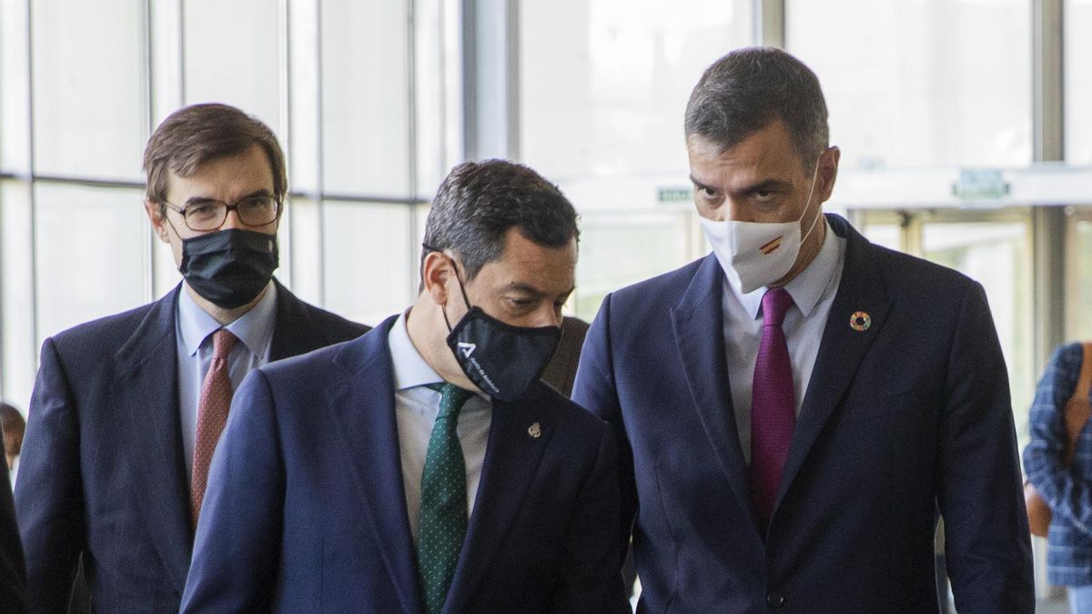 Archivo - Juanma Moreno (i.) y Pedro Sánchez (d.), en una fotografía de archivo