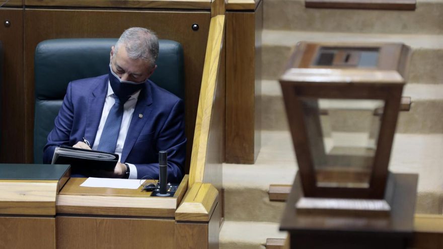 Iñigo Urkullu hace unas anotaciones