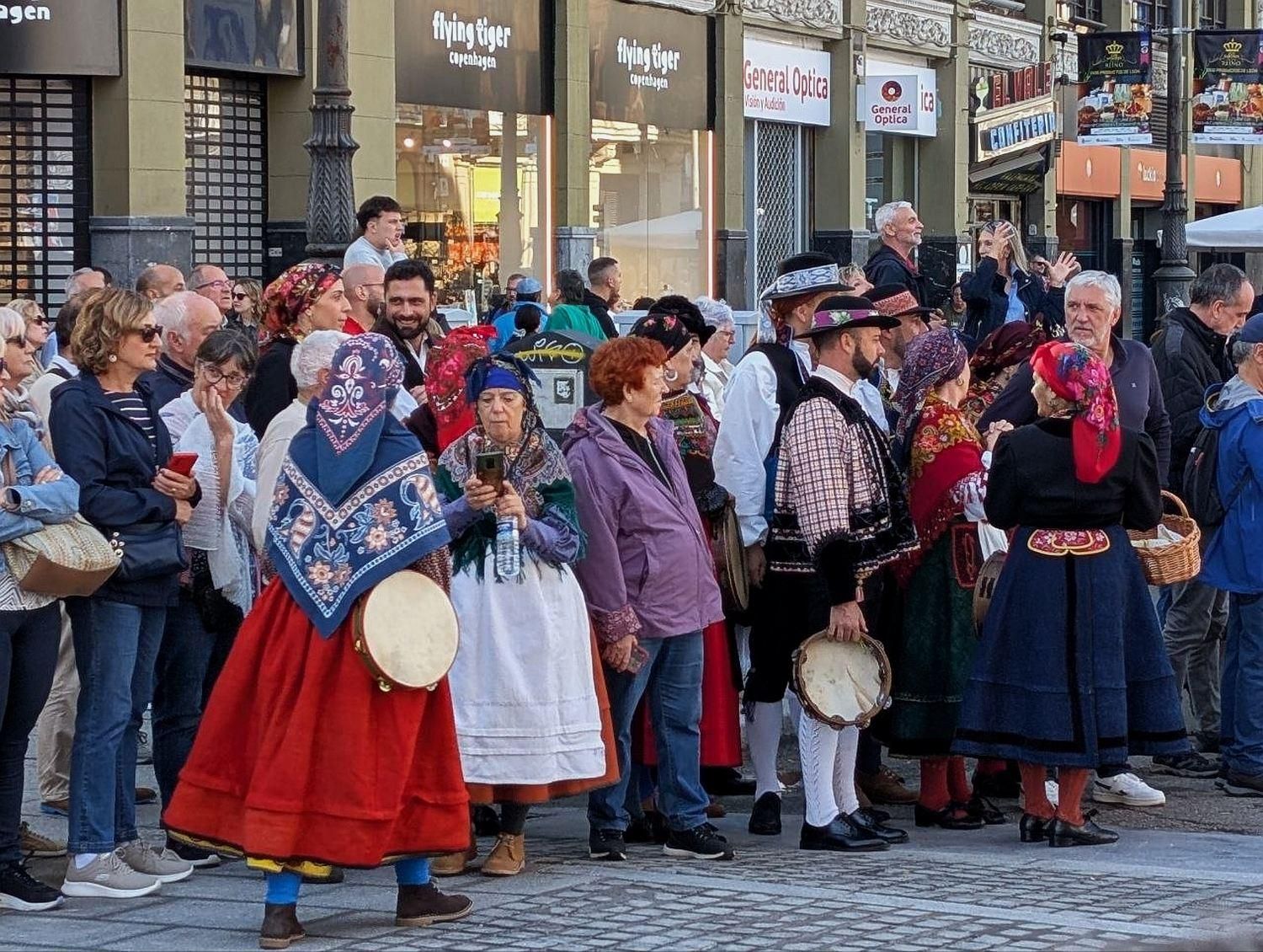 Pendones y Carros Engalanados en las Cantaderas 2026 de San Froilán