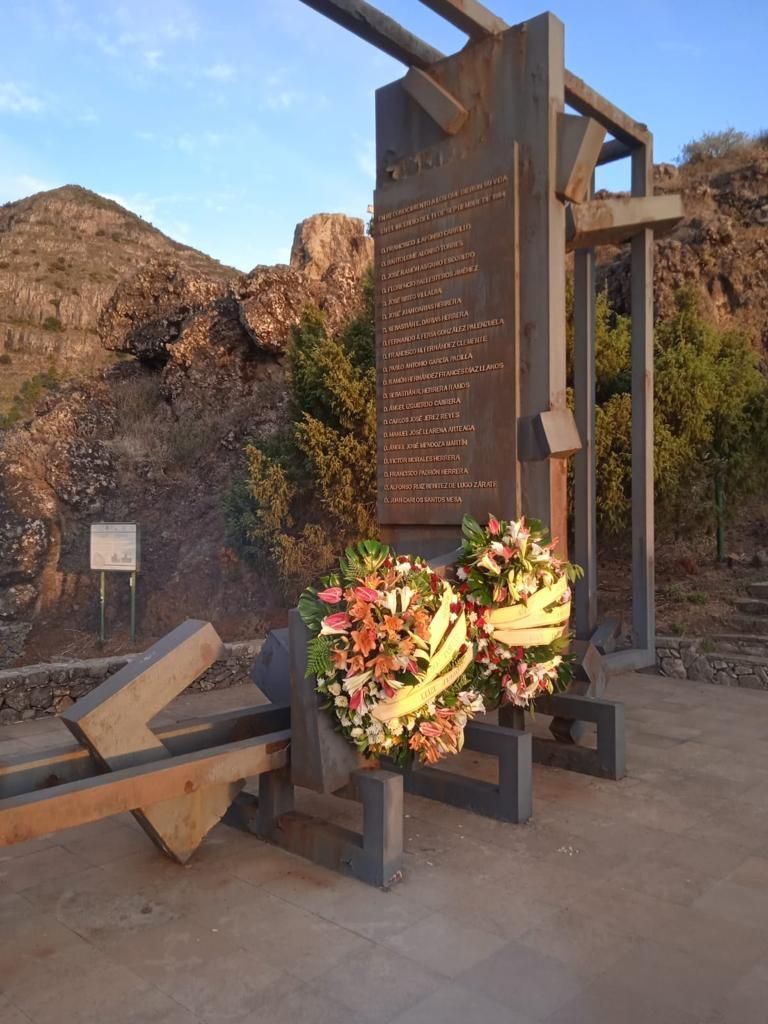 Placa que recuerda a las víctimas del incendio que afectó a La Gomera en 1984