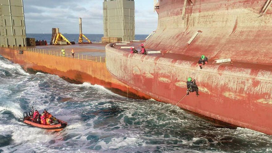 Greenpeace vuelve a subirse a una plataforma petrolífera en la costa de Canarias para protestar contra las extracciones