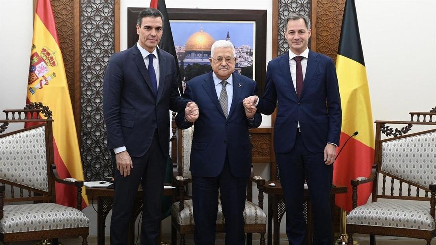 El presidente del Gobierno, Pedro Sánchez, junto al primer ministro de Bélgica, Alexander De Croo y el presidente de la Autoridad Nacional de Palestina, Mahmud Abás, en la sede e la Autoridad Nacional de Palestina, en Ramallah, en noviembre de 2023.