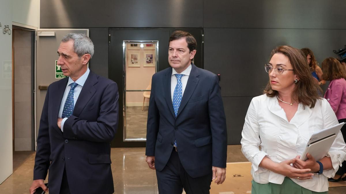 El responsable de Azucarera, Juan Luis Rivero, Alfonso Fernández Mañueco y María González Corral, consejera de Agricultura.