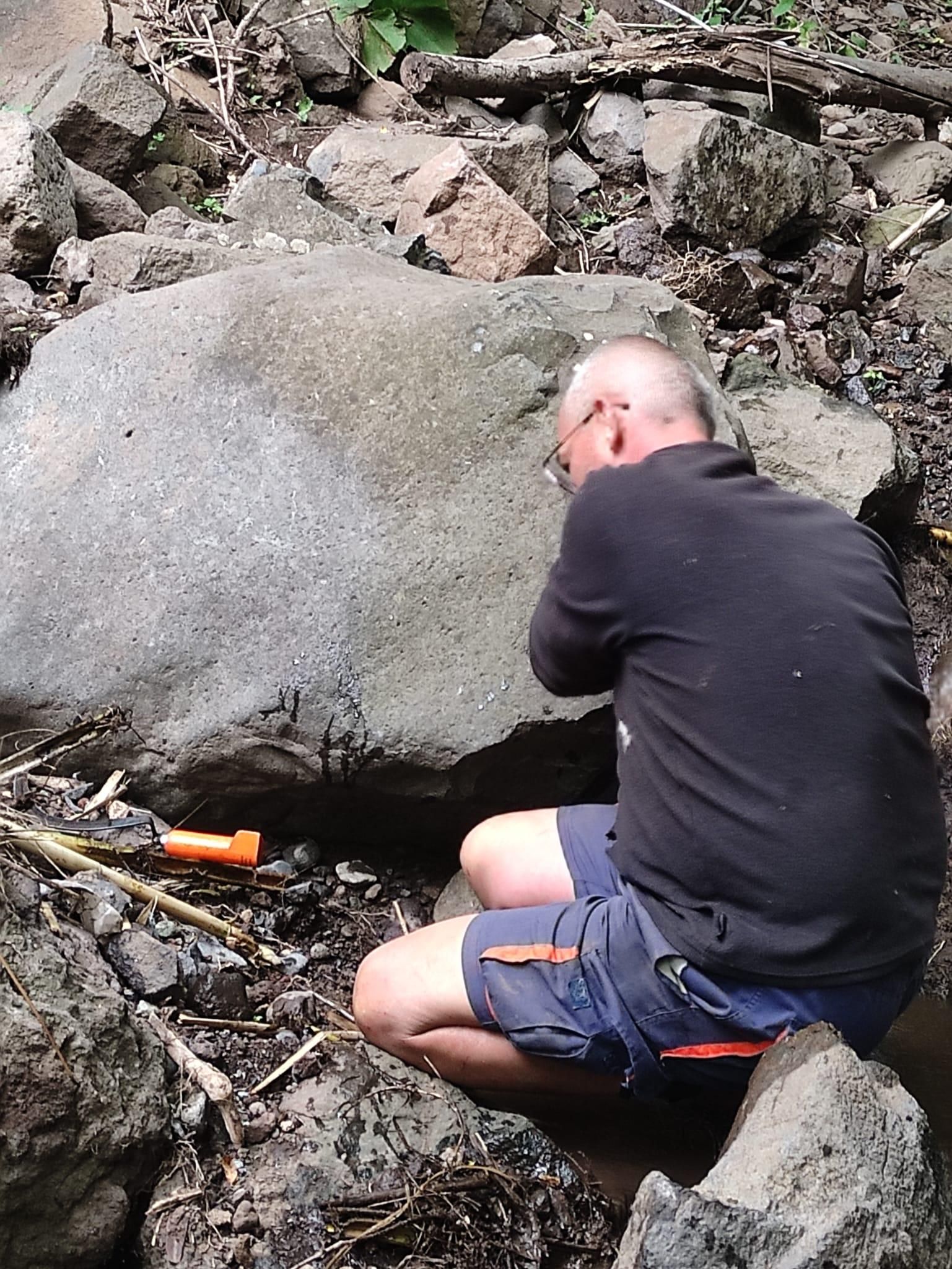Uno de los operarios de la Heredad de Aguas del Valle en los trabajos de retirada de piedras del cauce del barranco.