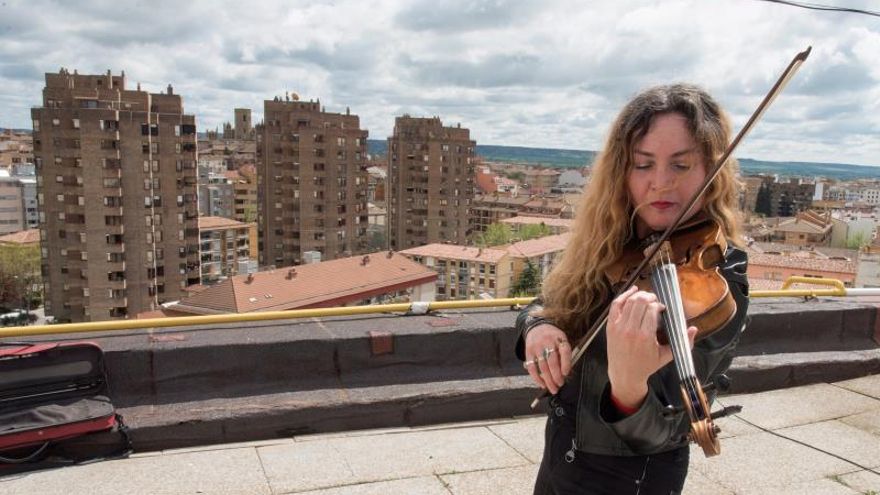 La violinista búlgara Daniela Nikolova se ha convertido en la "violinista en el tejado" para muchos de los vecinos de su entorno, en Huesca, que esperan diariamente que salga a la azotea con su violín, un valioso Amati de 1763, para hacer volar su música, notas que inocula en sus seguidores como una vacuna contra el estrés del largo confinamiento.