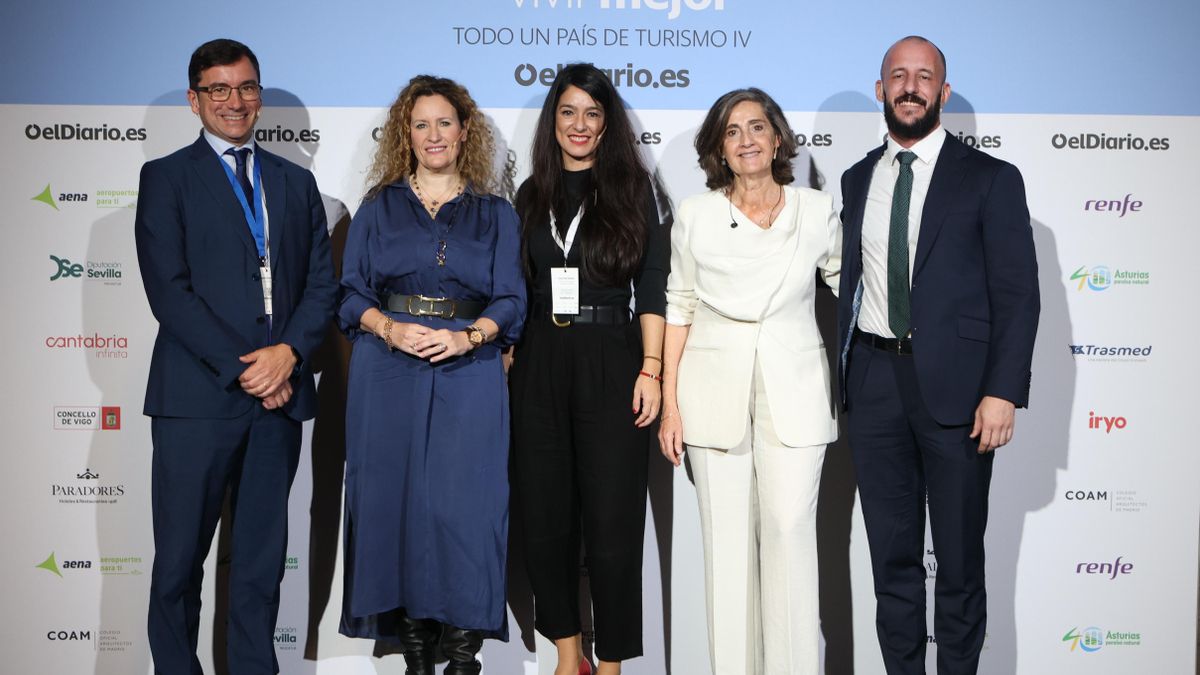 Miguel Pardo, director de Relaciones Institucionales de Grupo Grimaldi en España; May López, directora de Desarrollo de Empresas por la Movilidad Sostenible; Sara Hernández del Olmo, secretaria general de Movilidad Sostenible del Ministerio de Transportes y Movilidad Sostenible; Marta García Presidenta ejecutiva de WWCOTY; Guillermo Castrillo, director de Sostenibilidad y Estrategia de Iryo