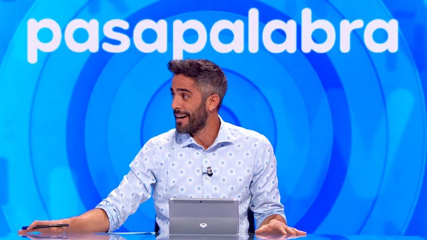 Roberto Leal quiso mostrar las camisetas con las que 'Pasapalabra' hace equipo: "Ha sido un año difícil"