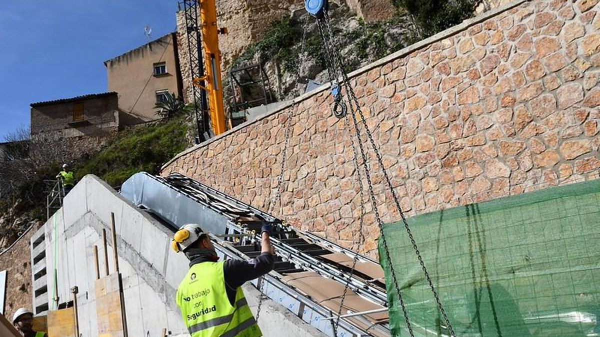 Instalación de los remontes mecánicos en Cuenca