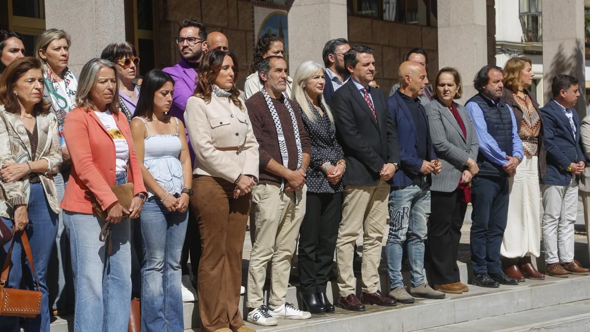 Minuto de silencio en el Ayuntamiento por la mujer asesinada en la Fuensanta
