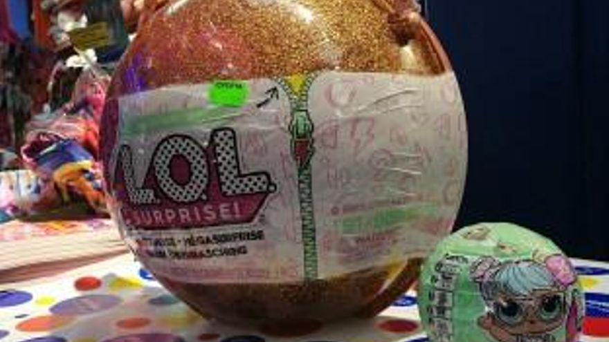 Las muñecas L.O.L, versión normal y ‘Big surprise’.