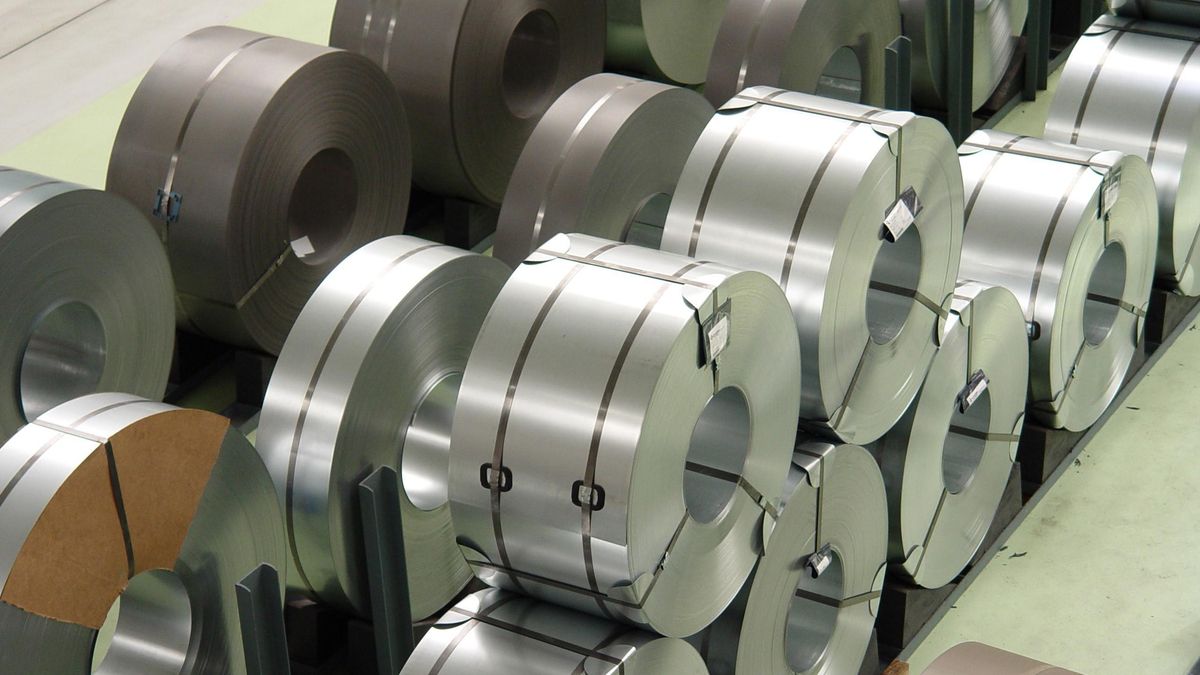 Archivo - Rollos de acero en una fábrica.