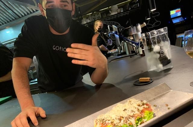 Alberto Martín presentando un plato