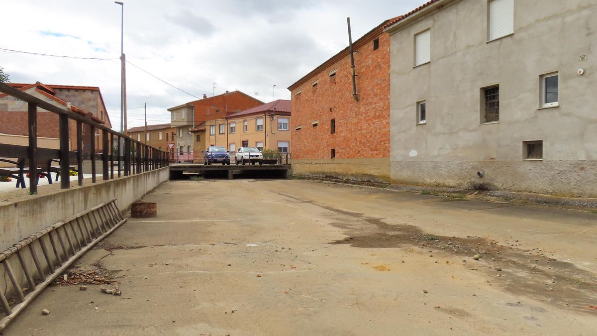 La presa por la que discurría el agua en mitad del pueblo de Hospital de Órbigo, ahora seco.