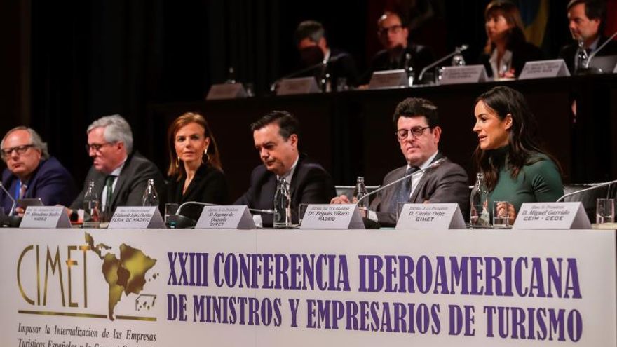 El copresidente de la CIMET, Eugenio de Quesada (2d) junto con la vicealcaldesa de Madrid, Begoña Villacís (d) y los ministros iberoamericanos de Turismo participan en la Conferencia Iberoamericana de Ministros de Turismo (CIMET) con motivo de Fitur celebrado en Ifema, Madrid hoy martes 21 de enero.