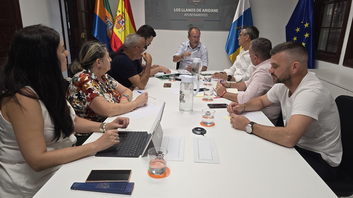 Reunión de coordinación  del  presidente del  Cabildo,  Sergio Rodríguez, con los alcaldes con los tres municipios del Valle de Aridane (Javier Llamas -Los Llanos-, Eloy Martín  -El Paso- y David Ruíz -Tazacorte-),  y otros representantes, con el objetivo de avanzar y agilizar el trabajo y las estrategias conjuntas para la recuperación de la comarca tras la erupción.