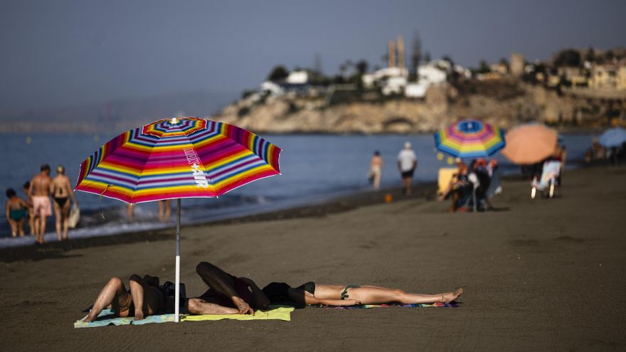 La curiosa historia de la sombrilla: de objeto para la elite a un imprescindible en la playa
