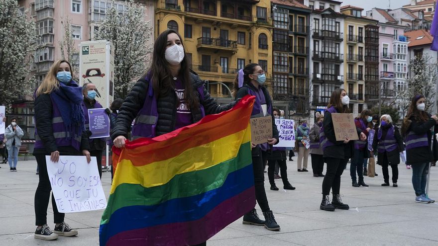 Bandera LGTBI en la concentración feminista de Santander por el 8M.