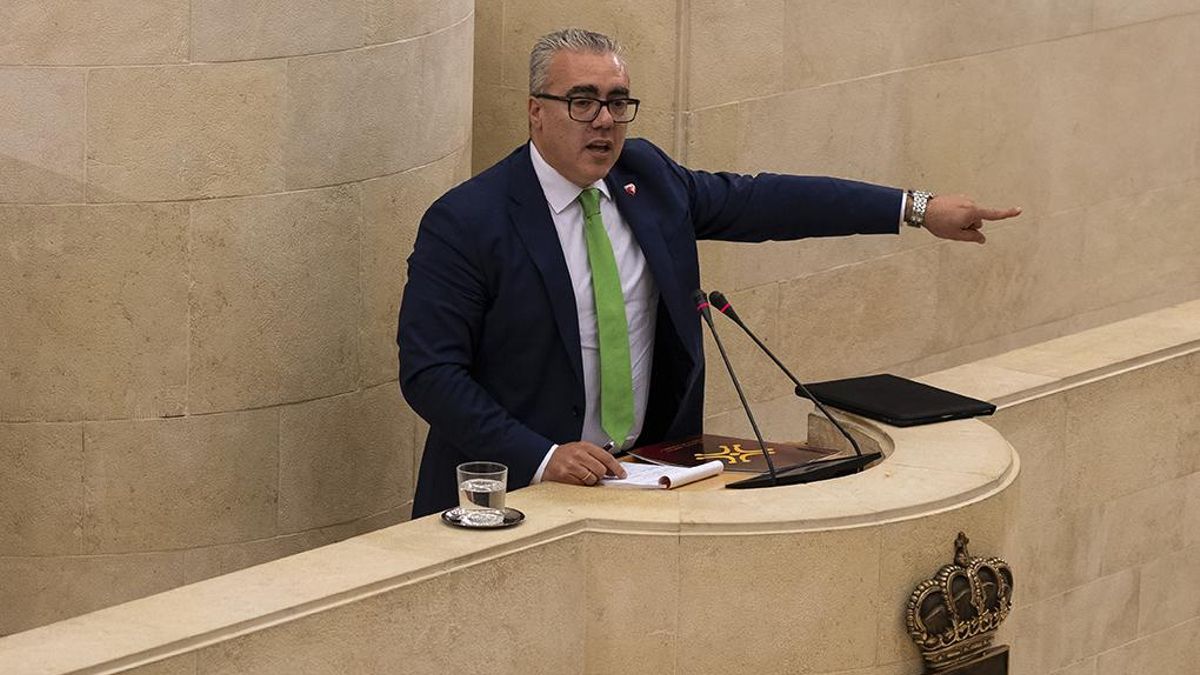 Pedro Hernando (PRC) durante un debate en el Parlamento de Cantabria.