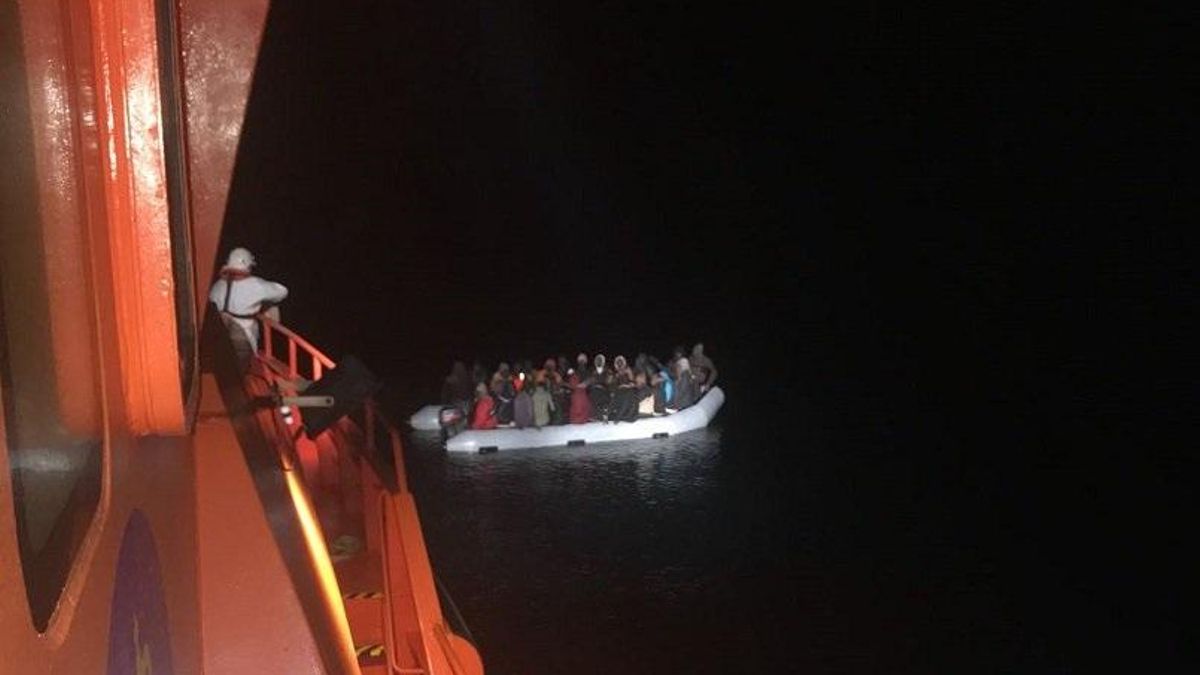 Imagen de archivo de una embarcación rescatada por Salvamento y trasladada al Puerto de Motril (Granada)