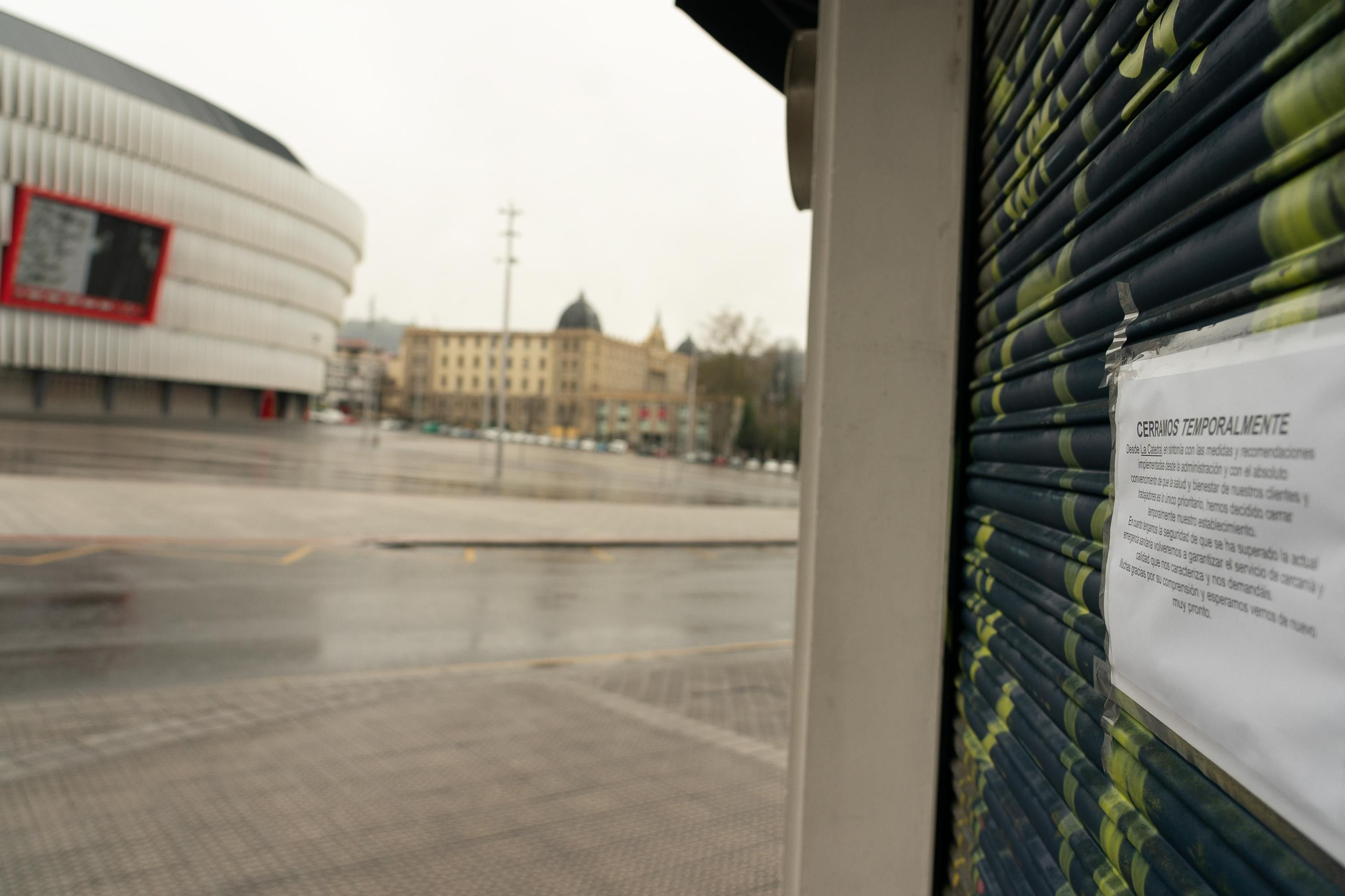 La explanada de las inmediaciones del estadio de San Mamés (Bilbao) desierta por las restricciones del Gobierno.
