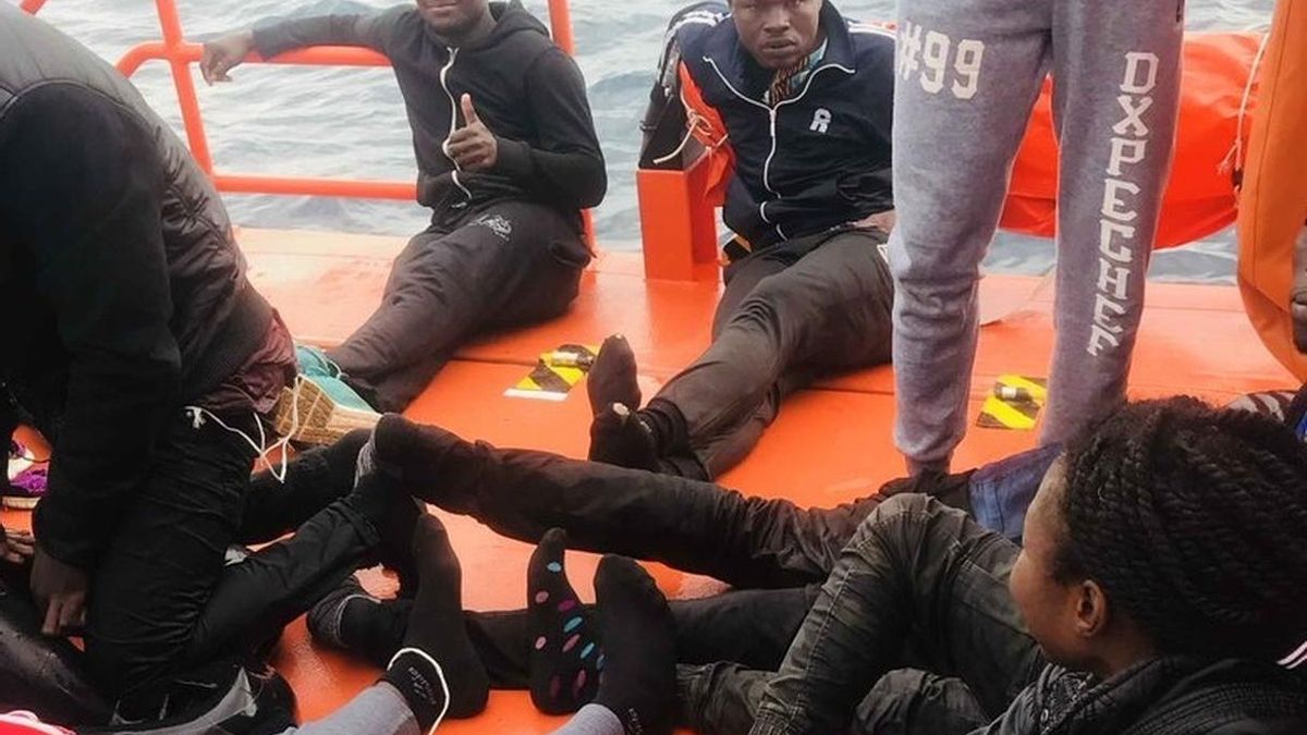Más de 200 migrantes rescatados en el Estrecho pasan la noche en un barco de Salvamento sin sitio de acogida