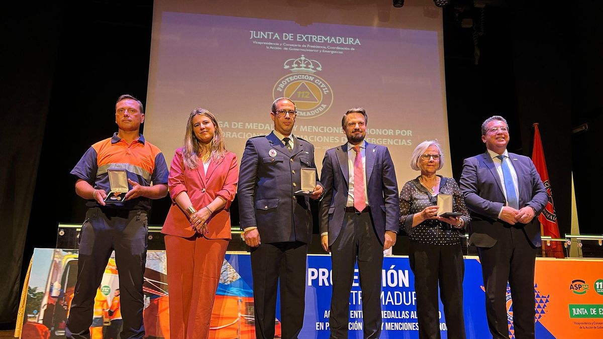 Extremadura homenajea a los equipos de emergencias del incendio de Jarilla en el Día de la Protección Civil