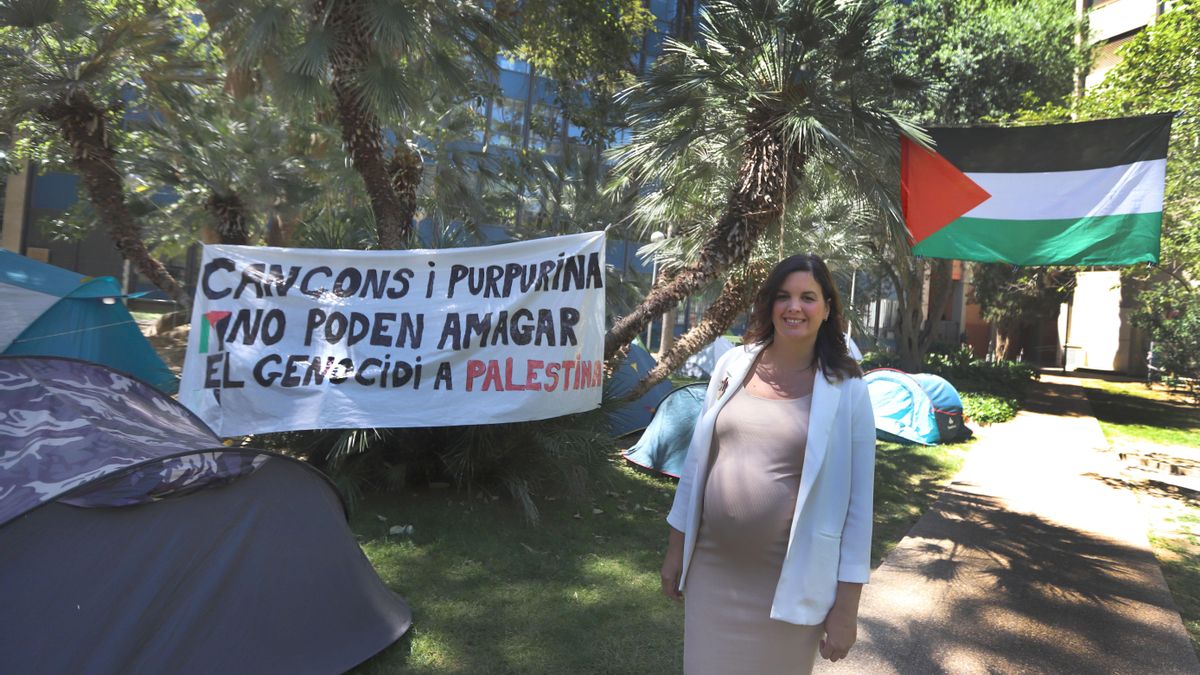 Sandra Gómez dando apoyo a la acampada en favor del pueblo palestino.