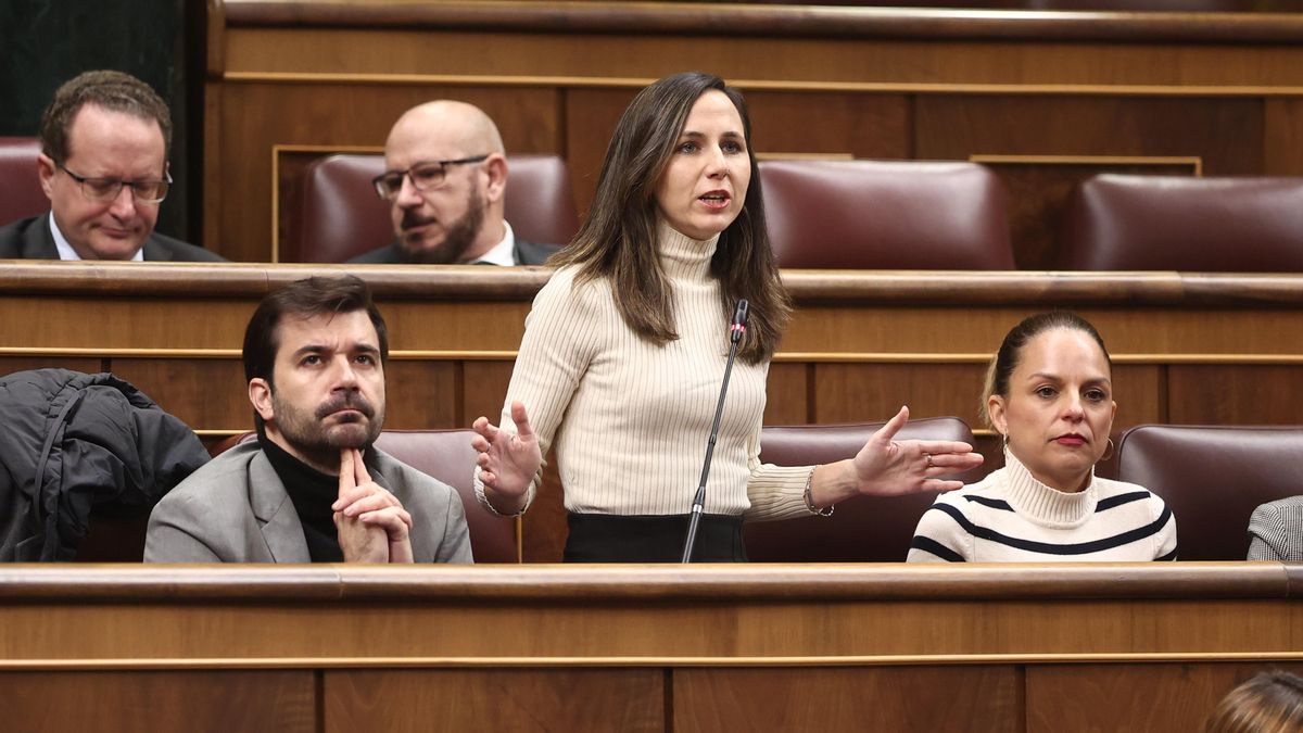 La secretaria general de Podemos, Ione Belarra, interviene durante una sesión de control al Gobierno, en el Congreso de los Diputados, a 10 de diciembre de 2025, en Madrid (España).