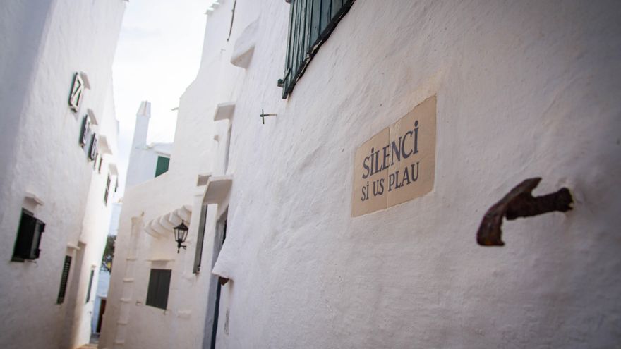 Los vecinos del 'Mykonos español' piden soluciones contra el turismo masivo: "Queremos vivir tranquilos"