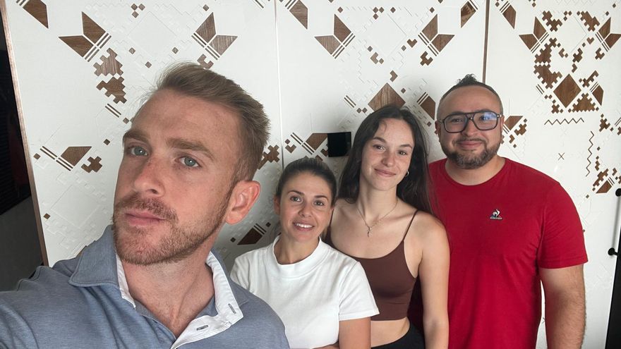 La pareja sevillana que aguarda en Doha tras el ataque de Irán: "No sabemos qué pasará ni cuándo volveremos"