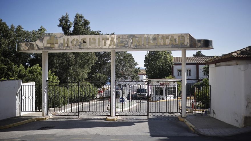 Entrada del hospital militar de Ceuta, donde se ha habilitado la morgue de los fallecidos