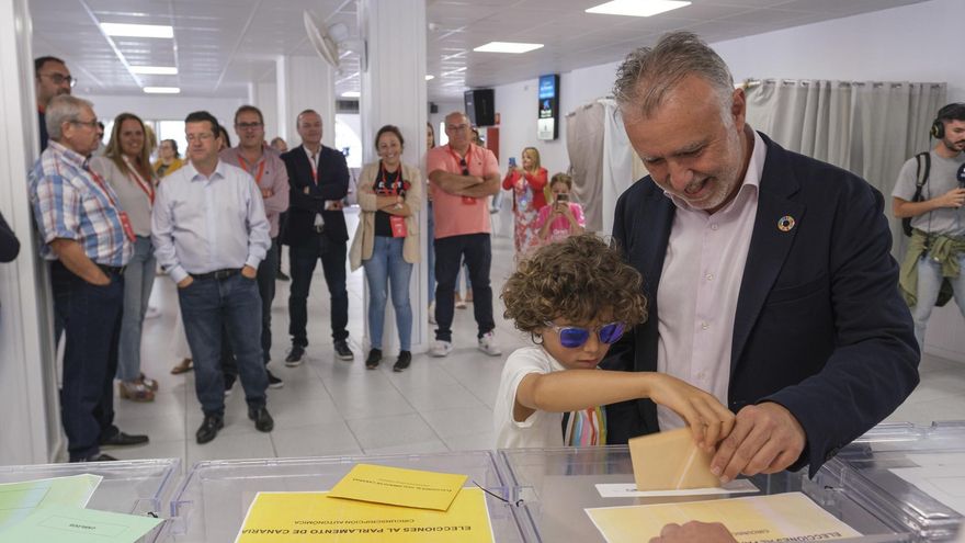 El candidato del PSOE a la reelección como presidente de Canarias, Ángel Víctor Torres, votó este domingo en el Centro de Atención de Mayores de Arucas (Gran Canaria), donde estuvo acompañado por su hijo