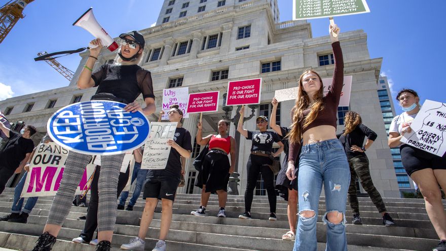 Activistas a favor del derecho al aborto protestan en Miami, Florida.