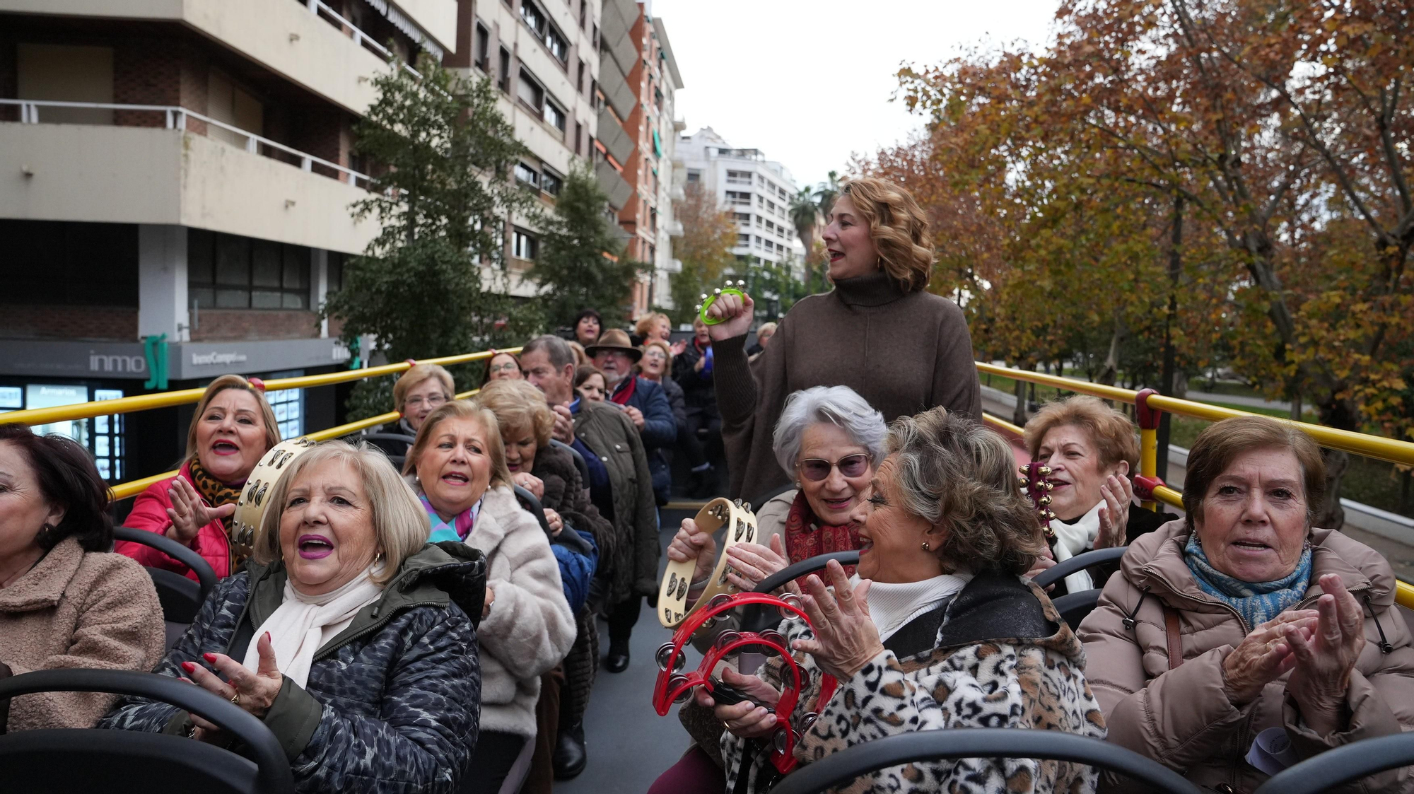 Los mayores participan en un recorrido urbano en autobuses turísticos dentro de la actividad “Coro de Coros”.