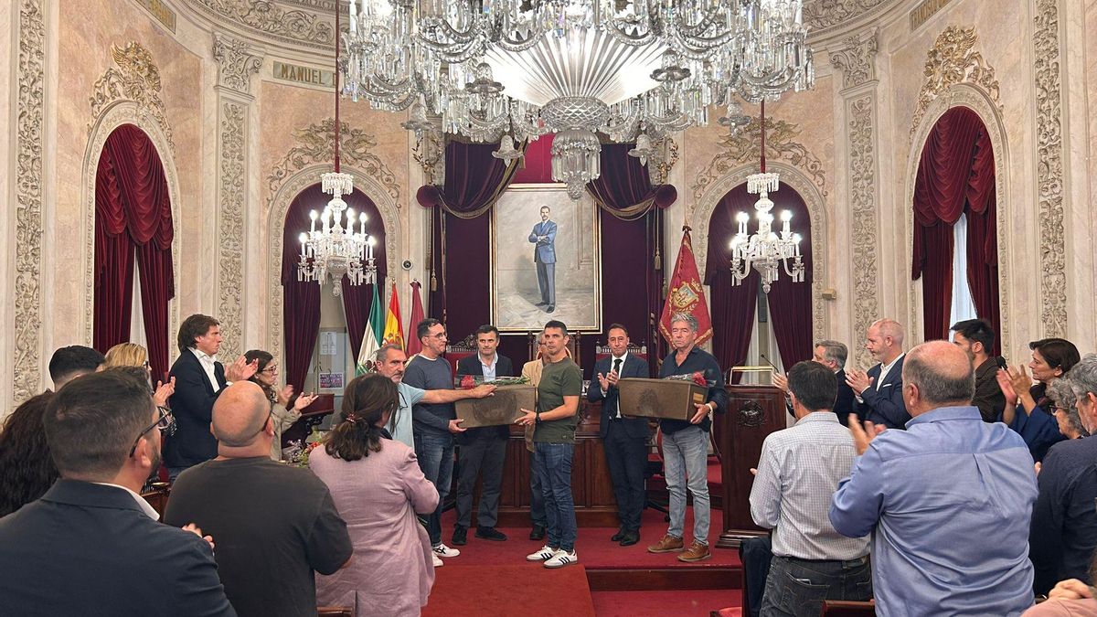 Imagen del acto con los familiares.