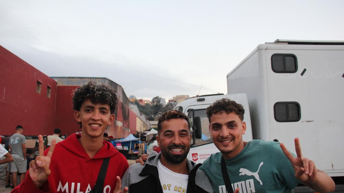 Ryan, Abdul y otro migrante en Tarajal.