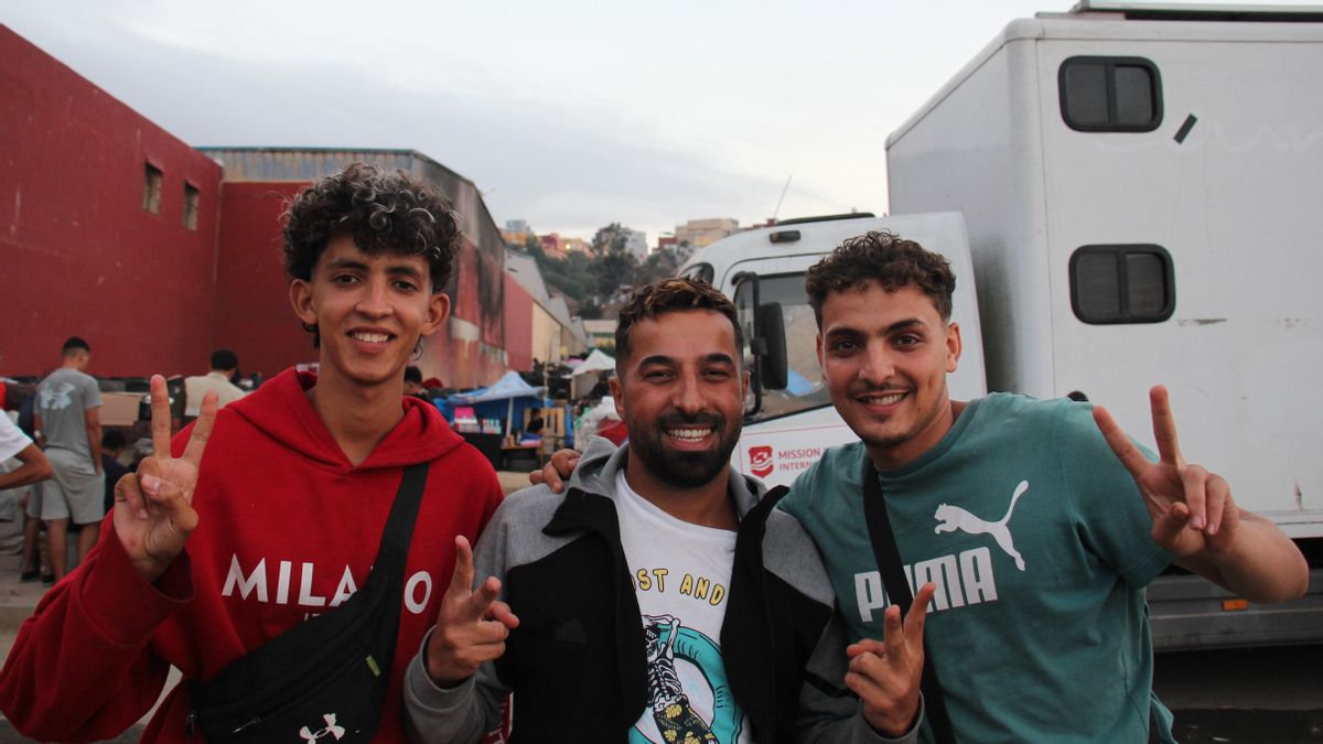 Ryan, Abdul y otro migrante en Tarajal.