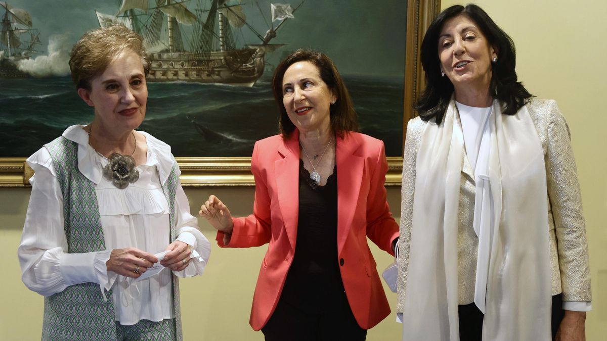 La exdirectora del CNI, Paz Esteban; la ministra de Defensa, Margarita Robles y la actual directora del centro, Esperanza Casteleiro, en su toma de posesión de 2022