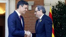 El presidente del Gobierno, Pedro Sánchez, saluda al president de la Generalitat, Quim Torra. Archivo.