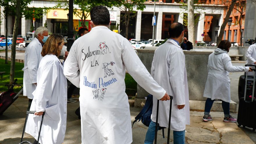Los directores de los centros de salud se rebelan contra nuevos recortes de Ayuso: "Ya no sabemos qué más nos van a quitar"