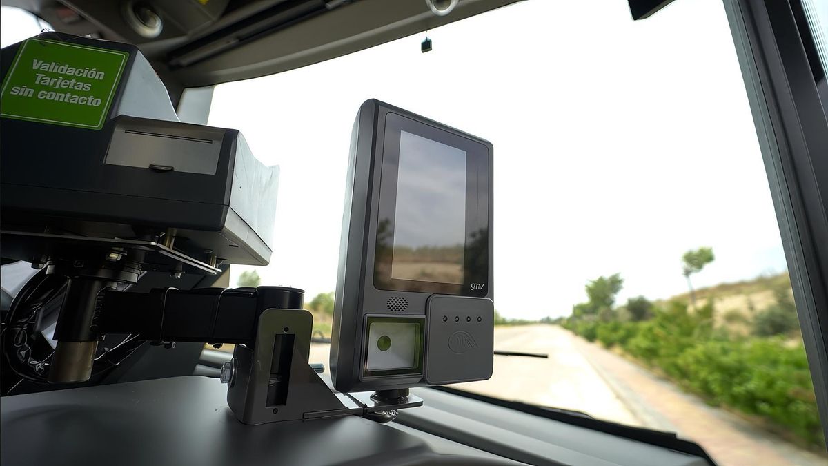 Nuevo sistema anti-apagones desde julio para pagar con móvil o tarjeta en buses interurbanos de Madrid