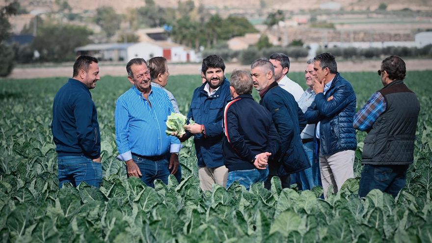 El presidente de la Región de Murcia, Fernando López Miras, junto a representes de organizaciones del sector hortofrutícola, durante la visita a una empresa de Totana (Murcia)