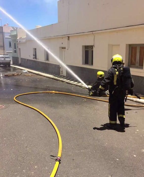 Labores de extinción en el incendio de una casa en Agümes