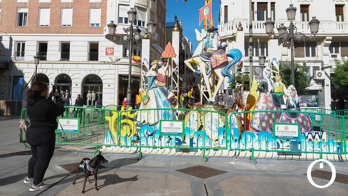 Las dos hogueras de Alicante que arderán este sábado ya están en Las Tendillas