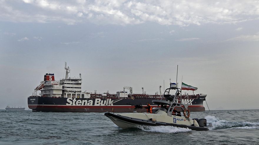 FUna lancha rápida de la Guardia Revolucionaria Iraní navega alrededor del petrolero Stena Impero, al sur de Irán.