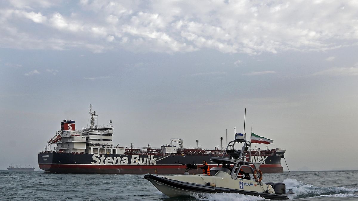 FUna lancha rápida de la Guardia Revolucionaria Iraní navega alrededor del petrolero Stena Impero, al sur de Irán.